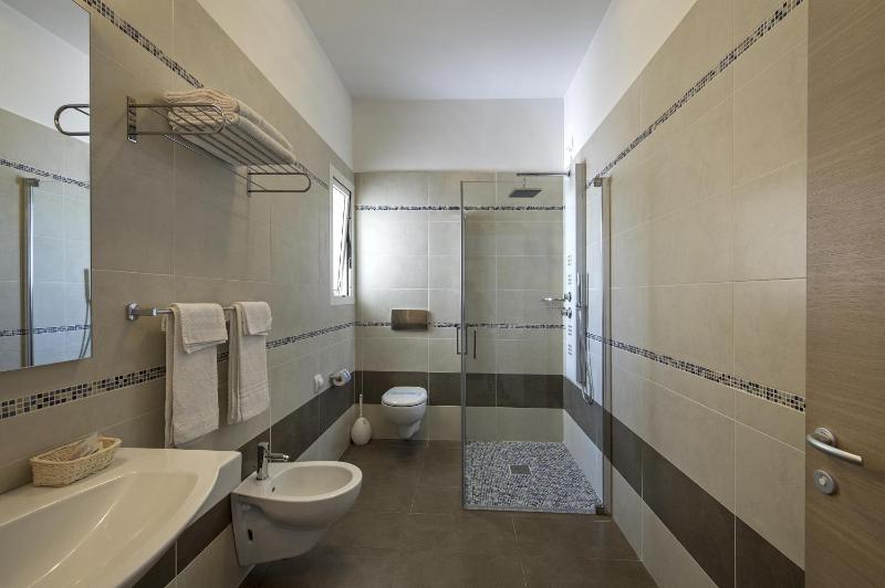 De Luxe Quadruple Room image 2