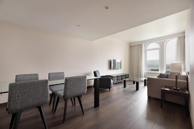 Premium Room with Sea View image 4