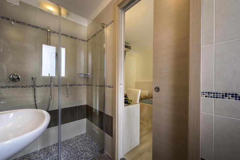 Triple Room with Balcony image 4