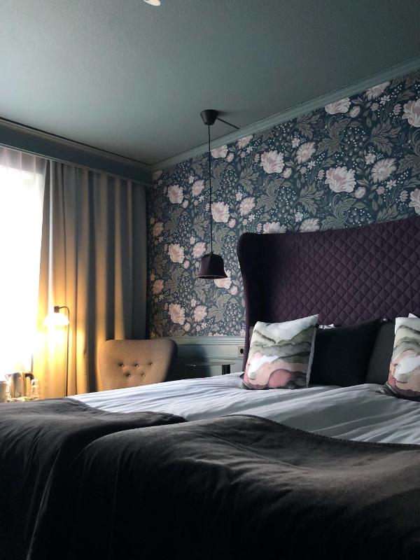 Standard Twin Room image 4