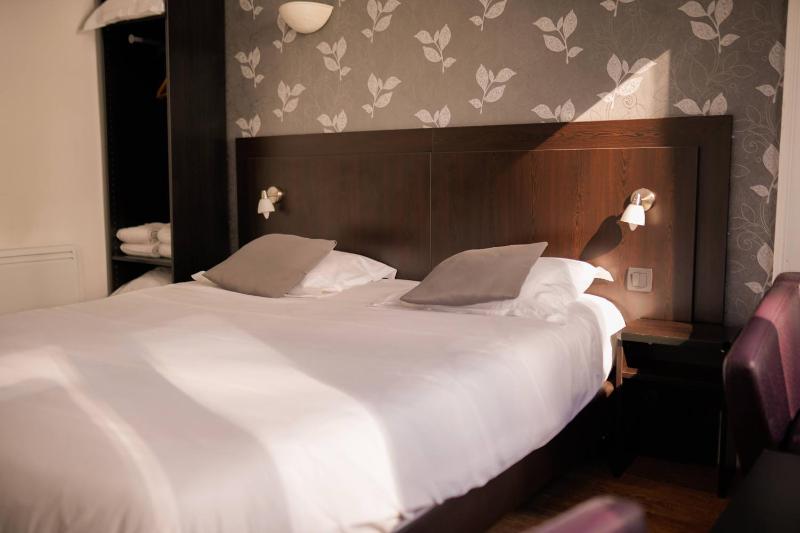 Classic Double Room image 4