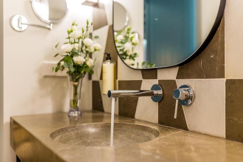 Double or Twin Room image 4