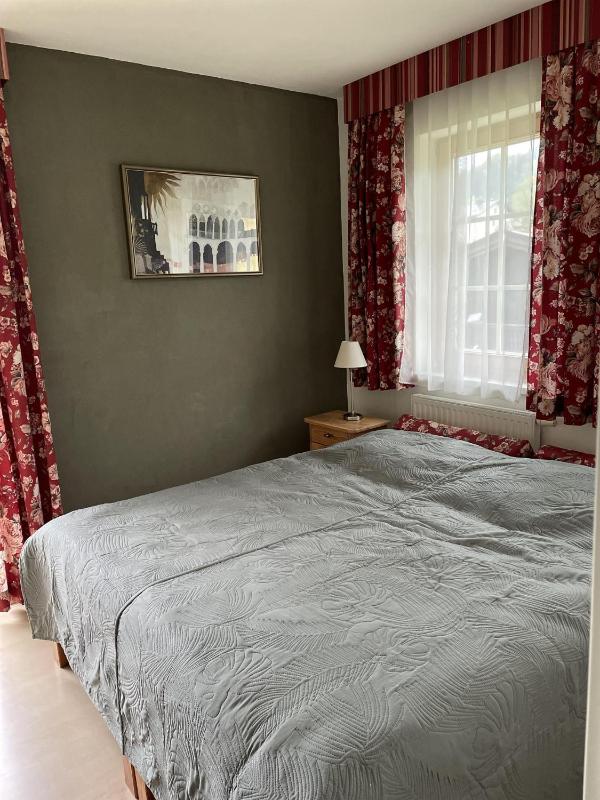 One-Bedroom Apartment with Shower image 1