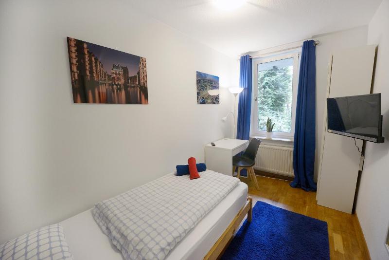 Single Room with Shared Shower and Toilet image 3