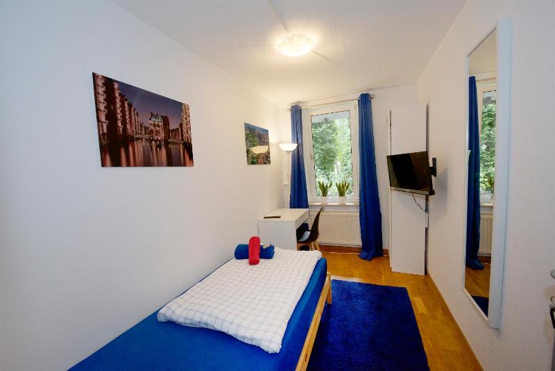 Single Room with Shared Shower and Toilet image 4