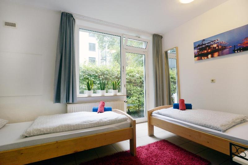 Standard Twin Room with Shared Bathroom image 3