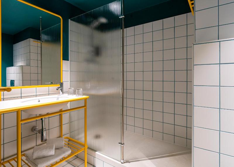 Standard Twin Room image 2