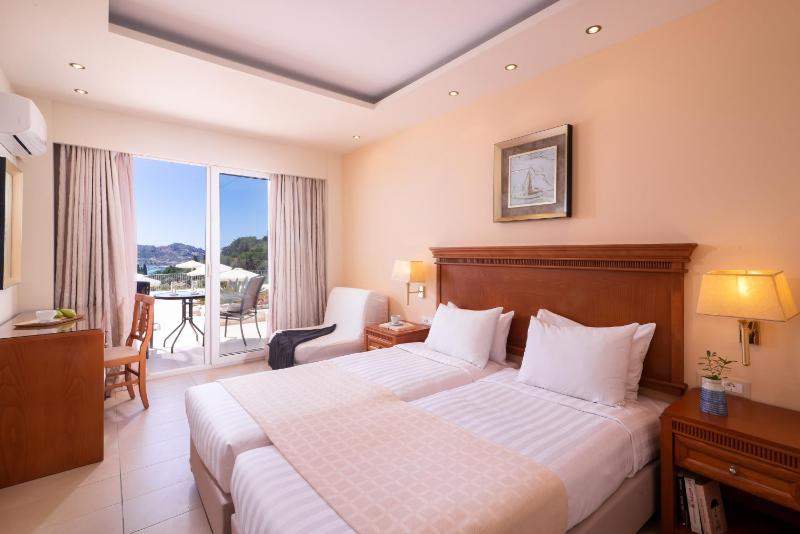 Poolfront Double or Twin Room Sea View image 3