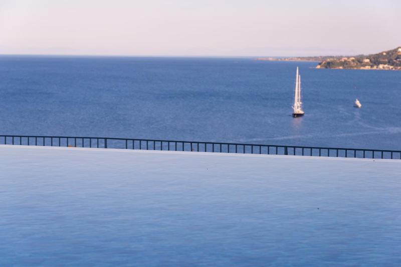 Deluxe Double/ Twin Room with Sea View image 4