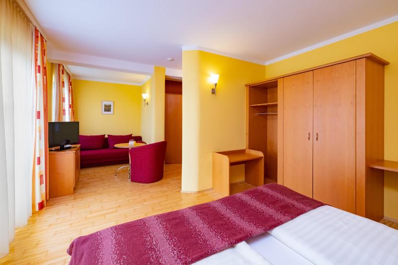 Deluxe Triple Room image 4