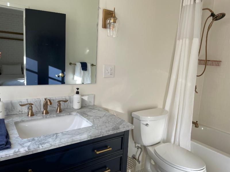 Queen Room image 3