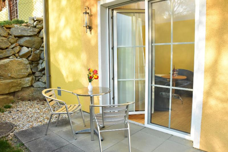 King Room with Roll-In Shower - Disability Access image 1