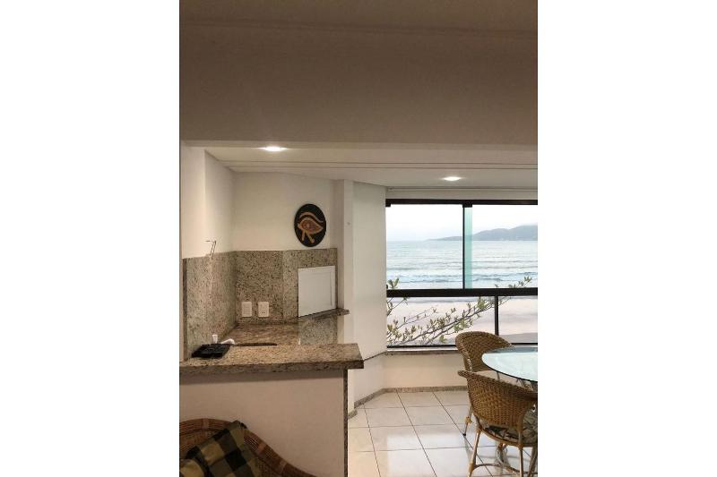 Apto Almeida e Moraes Frente Mar Meia Praia - image 17