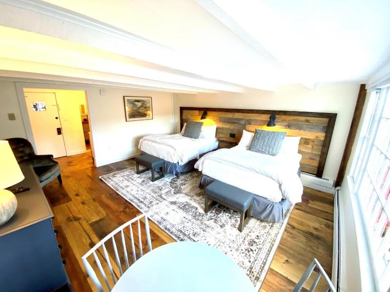 Deluxe Queen Room image 3