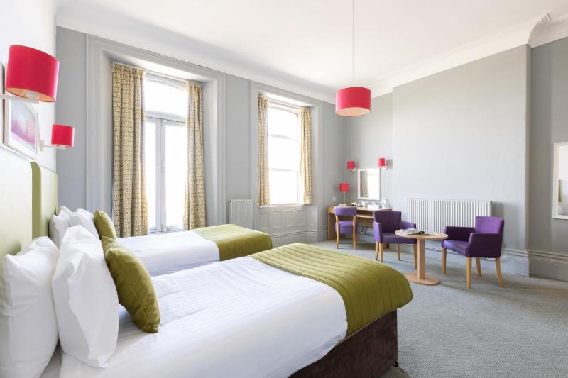 Standard Twin Room image 3