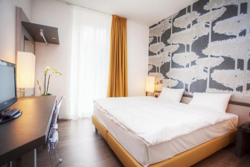 Double Room image 3