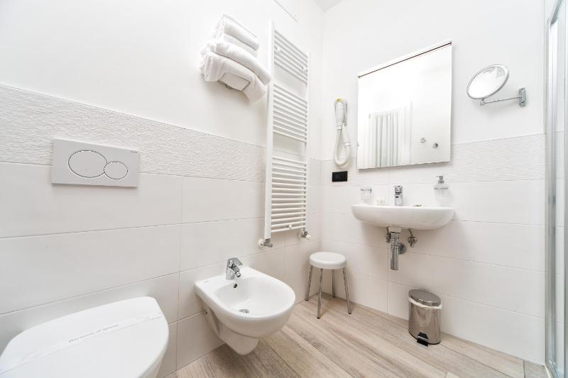 Double Room image 3