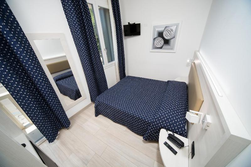 Double Room with Balcony image 4