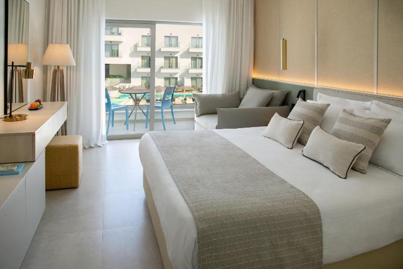 Superior Room Pool View image 1