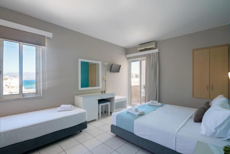 Standard Triple Room image 4