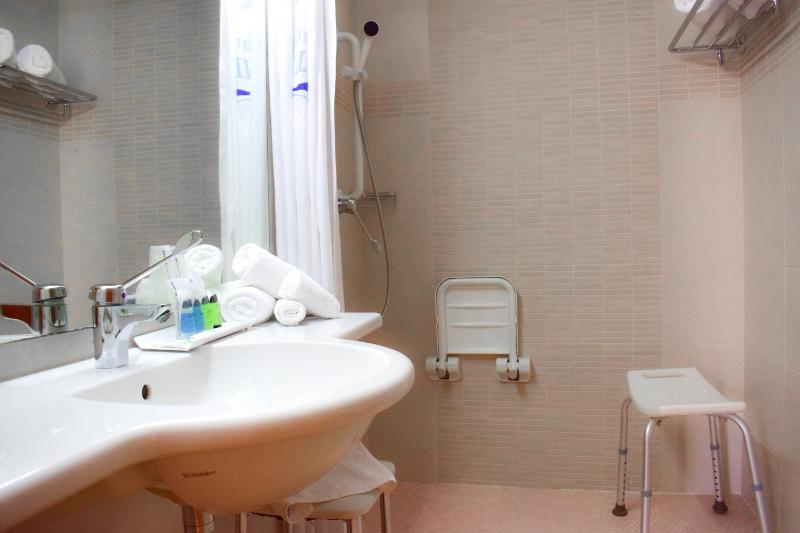 Twin Room - Disability Access image 3