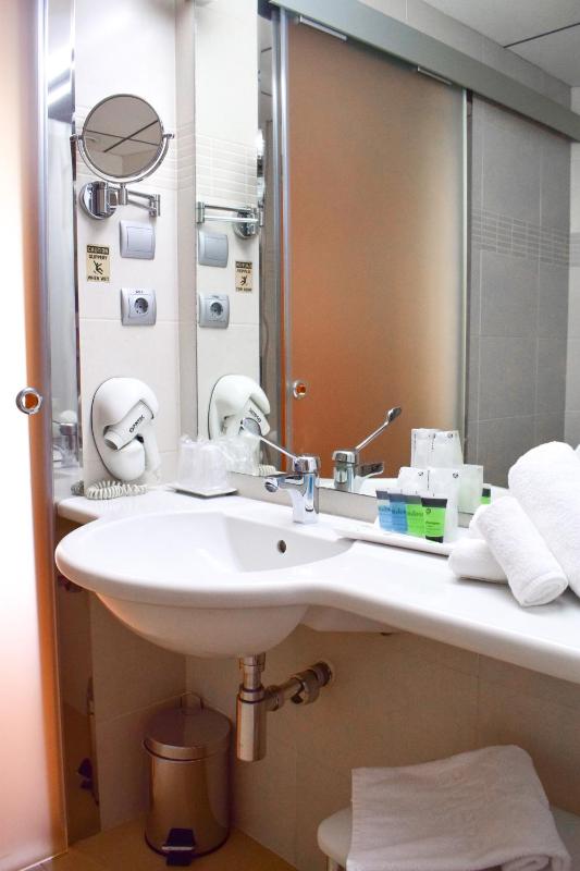 Twin Room - Disability Access image 2