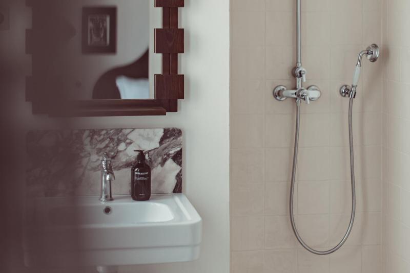 Deluxe Double Room image 4