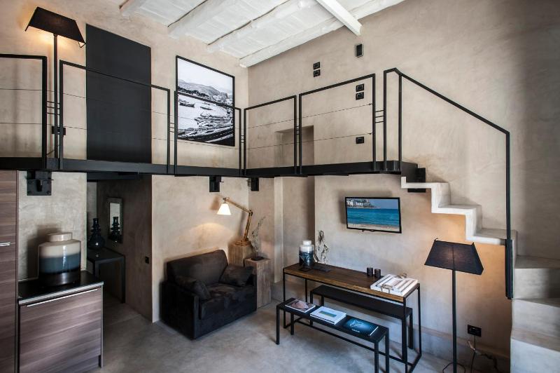 One-Bedroom Apartment with Patio (4 Adults) image 3