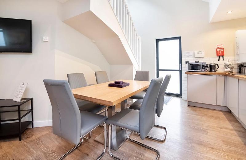 No4 - Three-Bedroom Apartment - Split Level image 3