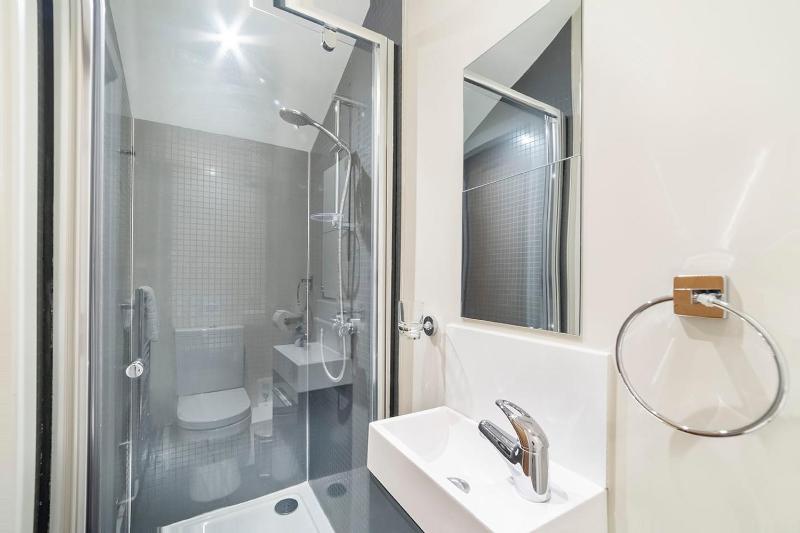 No4 - Three-Bedroom Apartment - Split Level image 4