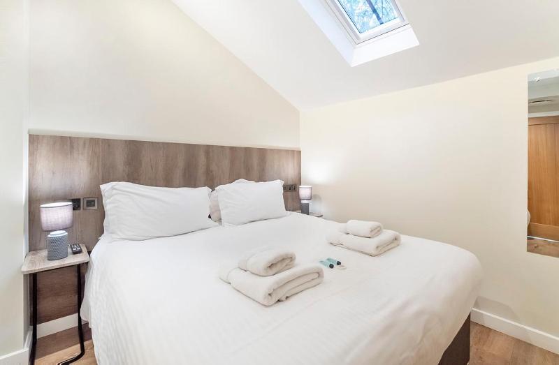 No4 - Three-Bedroom Apartment - Split Level image 2