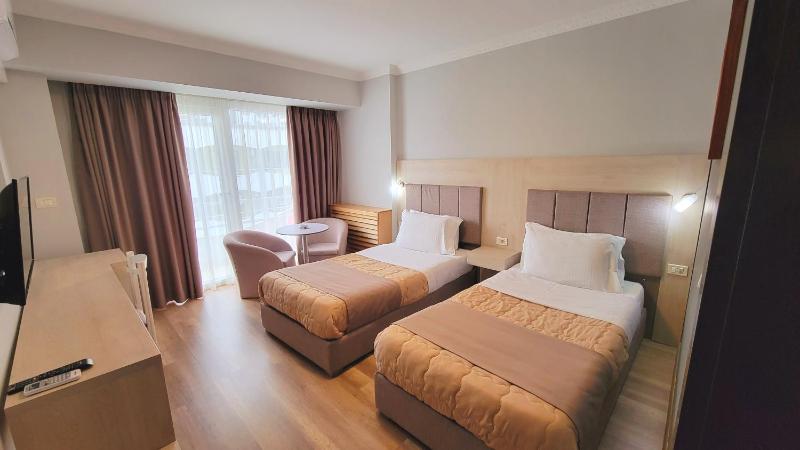 Twin Room with Balcony image 3