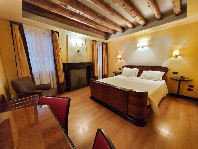 Classic Double or Twin Room image 4