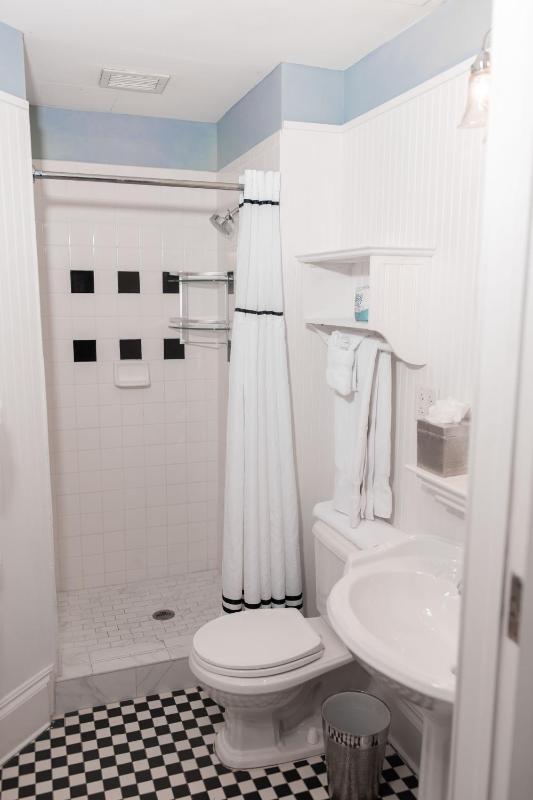Petite Queen Room image 2