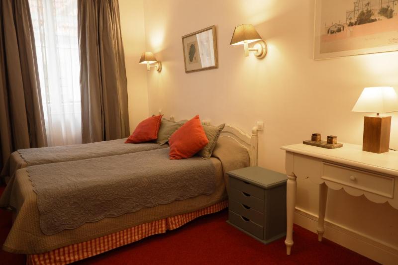 Twin Room image 2