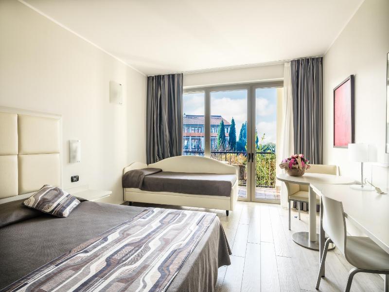 Triple Room with Balcony image 4