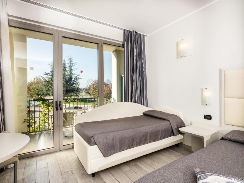 Triple Room with Balcony image 3