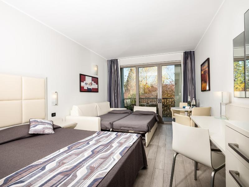 Quadruple Room with Balcony image 2