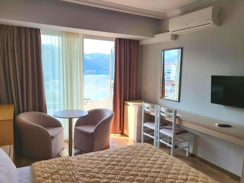 Double Room with Balcony image 1