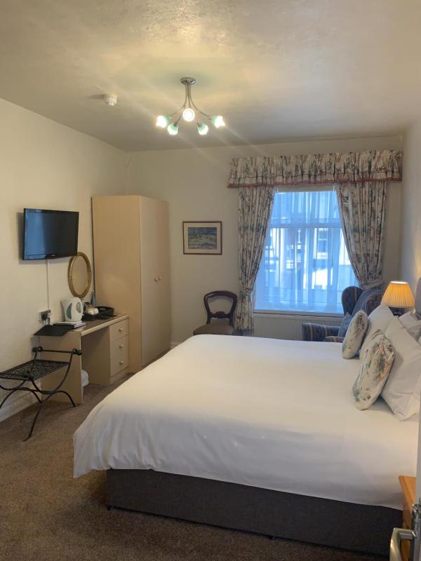 Superior King Room image 3