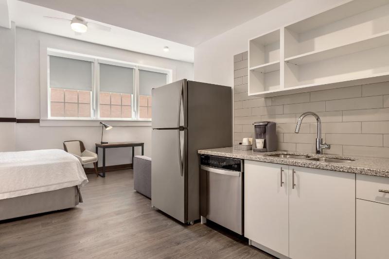 1 King Bed, Mobility/Hearing Impaired Accessible Room, Kitchenette image 3