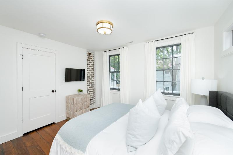 Guesthouse Charleston WEST 62 and 64 - image 1