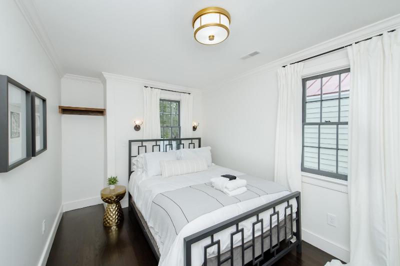 Guesthouse Charleston WEST 62 and 64 - image 24