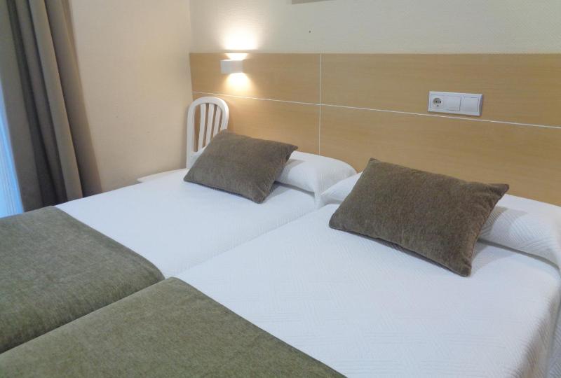 Twin Room with City View image 2