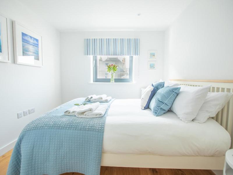 Onshore 6 - Newquay Towan Beach View - image 6