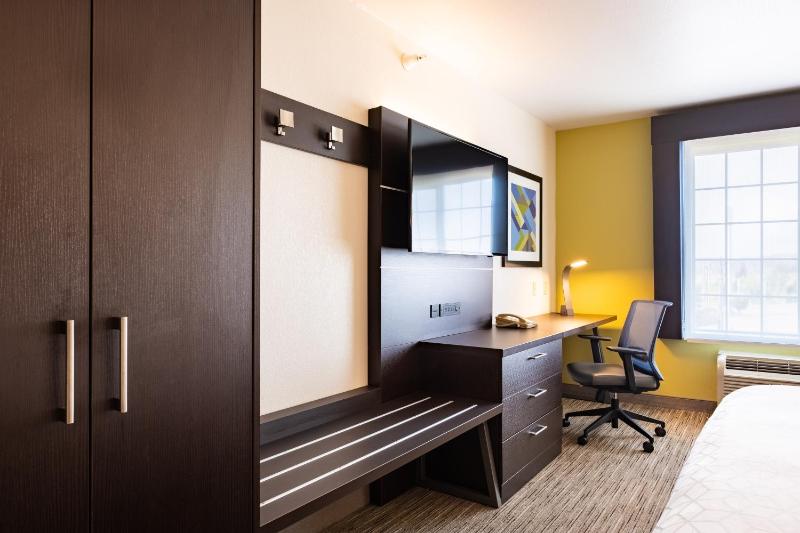 Standard King Room image 3
