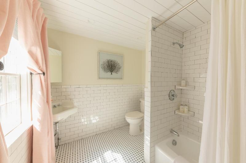 Deluxe Queen Room image 3