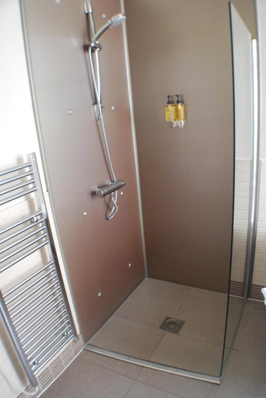Four-Poster Suite image 4
