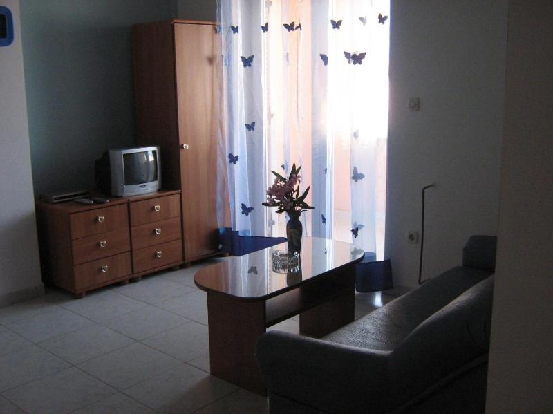 One-Bedroom Apartment with Balcony and Sea View image 3