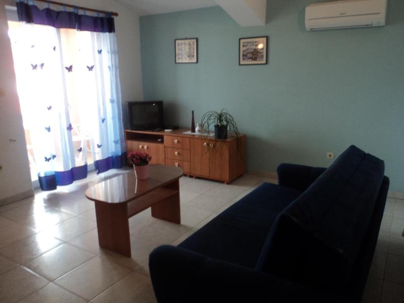 One-Bedroom Apartment with Balcony and Sea View image 4